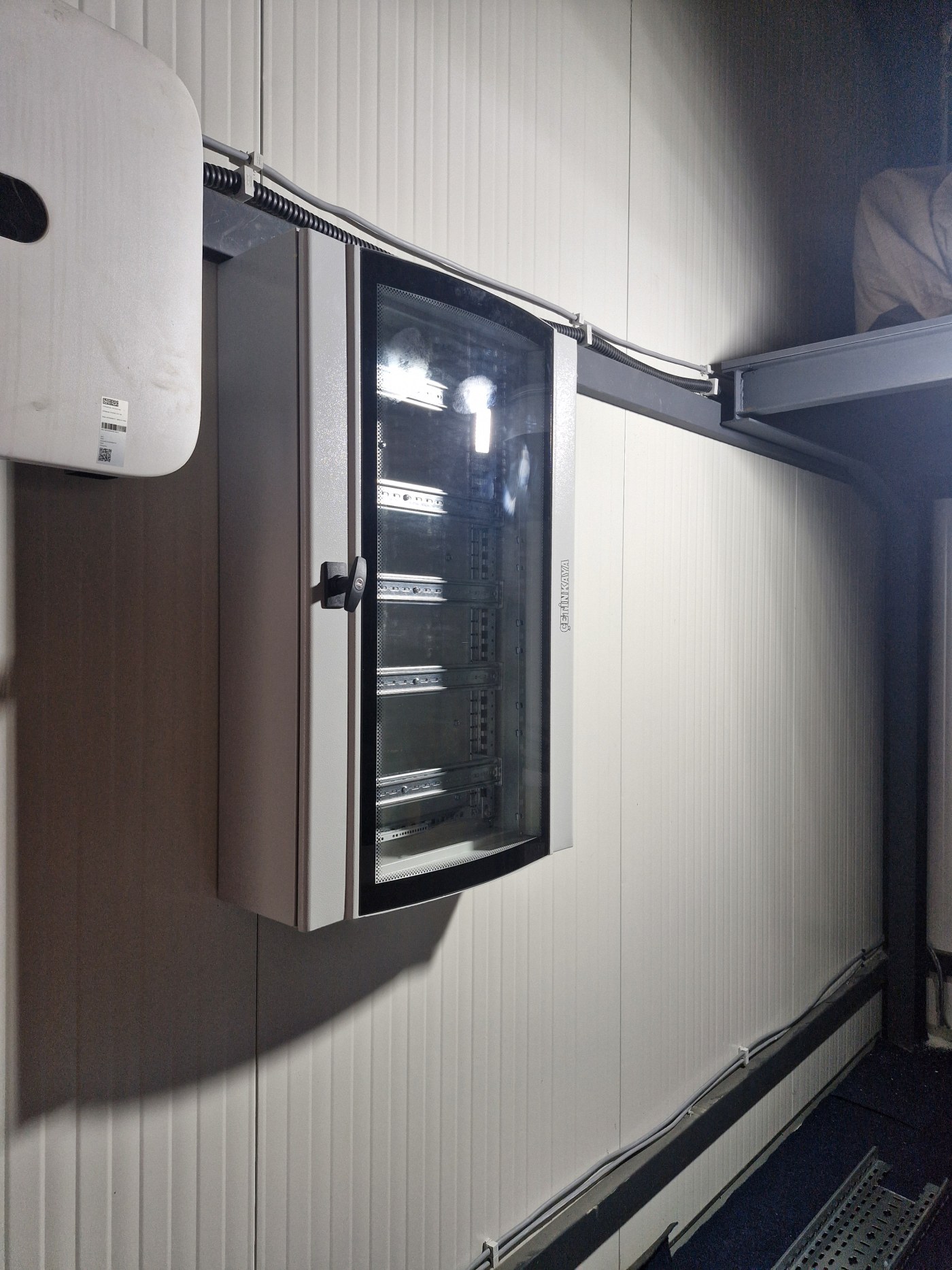 Sistem fotovoltaic trifazat off-grid 30 kVA cu 13 kW panouri și generator – independență totală pentru o fabrică de mobilă