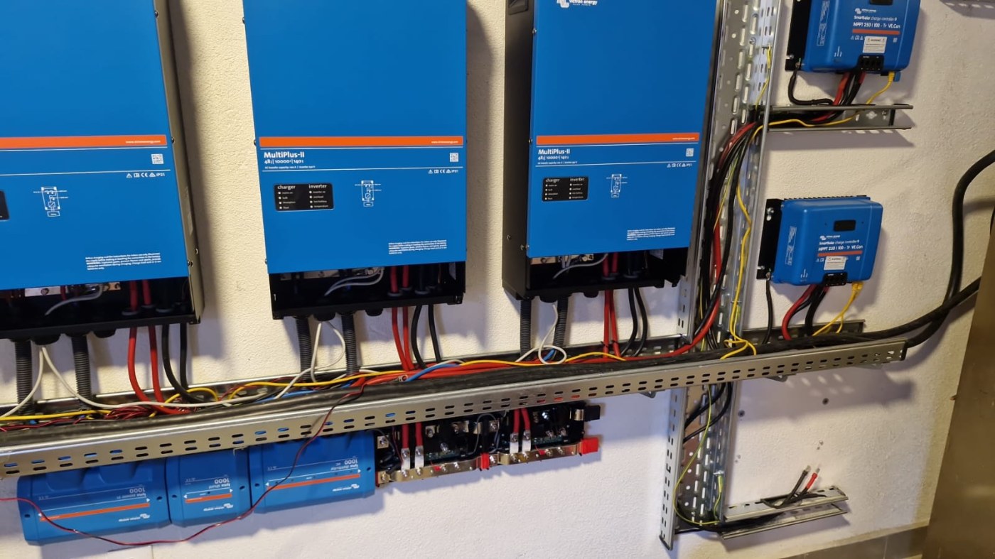 Sistem fotovoltaic trifazat Victron 30 kVA cu stocare 40 kWh Pytes – independență energetică și backup instant