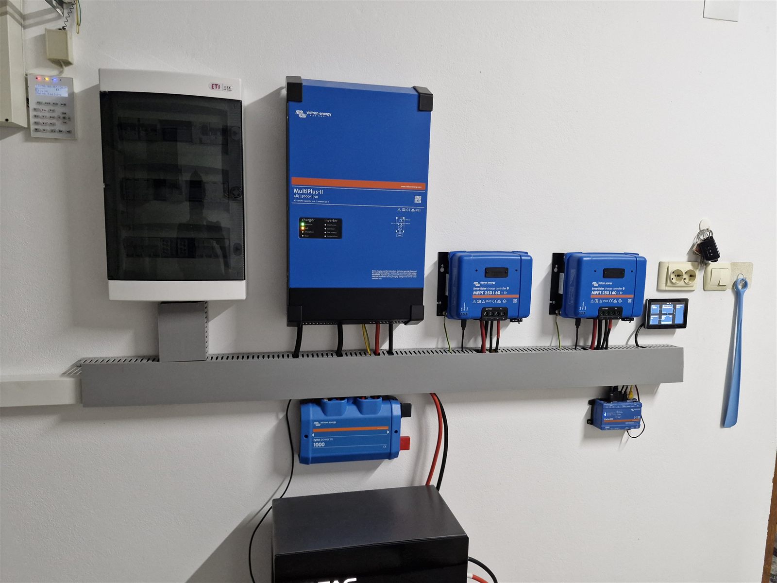 Invertor Victron cu două regulatoare MPPT